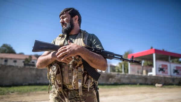 Вооруженный мужчина в селе Чанахчи в Нагорном Карабахе - Sputnik Казахстан