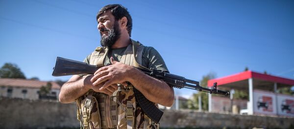 Вооруженный мужчина в селе Чанахчи в Нагорном Карабахе - Sputnik Казахстан