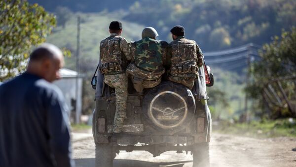 Вооруженные мужчины в селе Чанахчи в Нагорном Карабахе - Sputnik Қазақстан