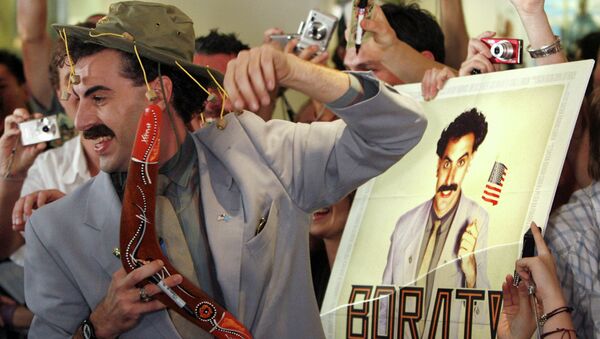 Британский актер Саша Барон Коэн в роли репортера казахстанского телевидения, известного как «Борат», держит бумеранг, общаясь с фанатами в Сиднее 13 ноября 2006 года - Sputnik Казахстан