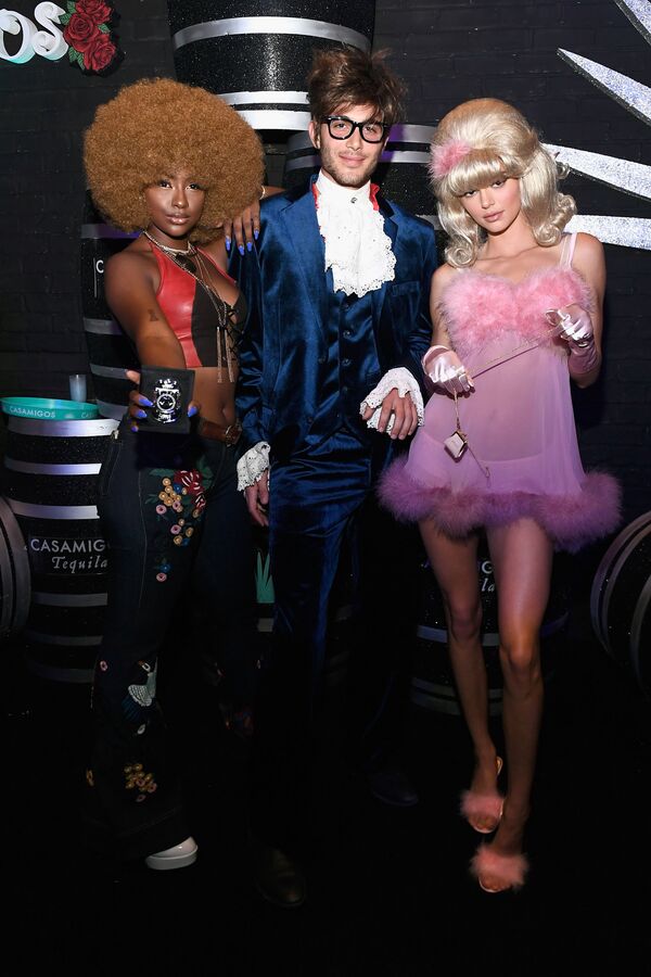 Модель Кендалл Дженнер в образе фембота из фильма Остин Пауэрс на Хэллоуин-вечеринке в Лас-Вегасе, США - Sputnik Казахстан