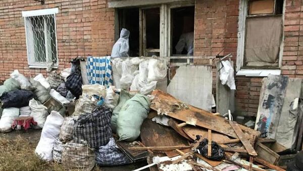 В Усть-Каменогорске волонтеры вывезли из квартиры пенсионерки 17 тонн мусора - Sputnik Казахстан