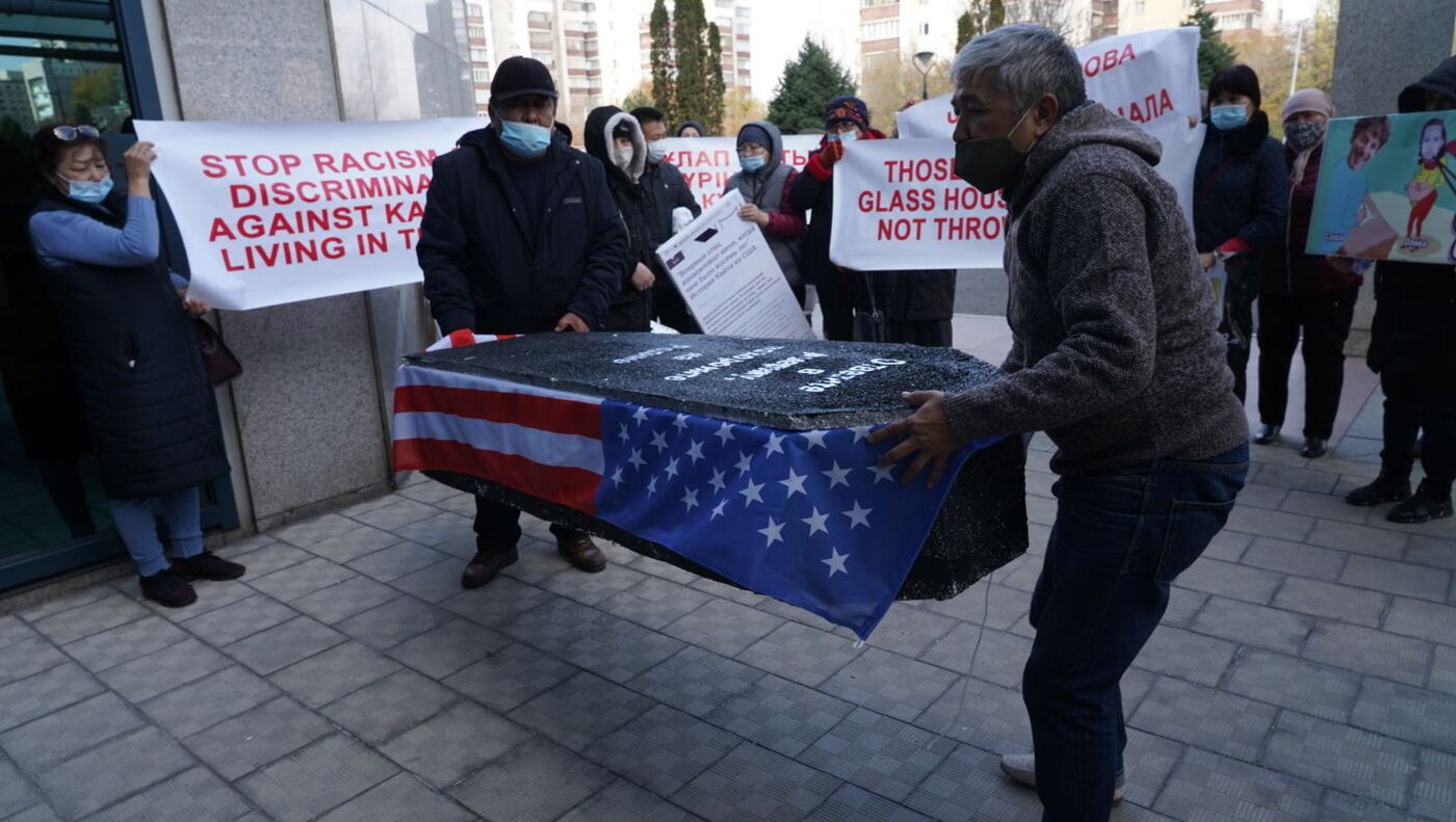 Алматинцы принесли гроб с фотографией Бората к генконсульству США -  29.10.2020, Sputnik Казахстан