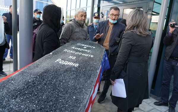 Алматинцы принесли гроб с фотографией Бората к генконсульству США - Sputnik Казахстан