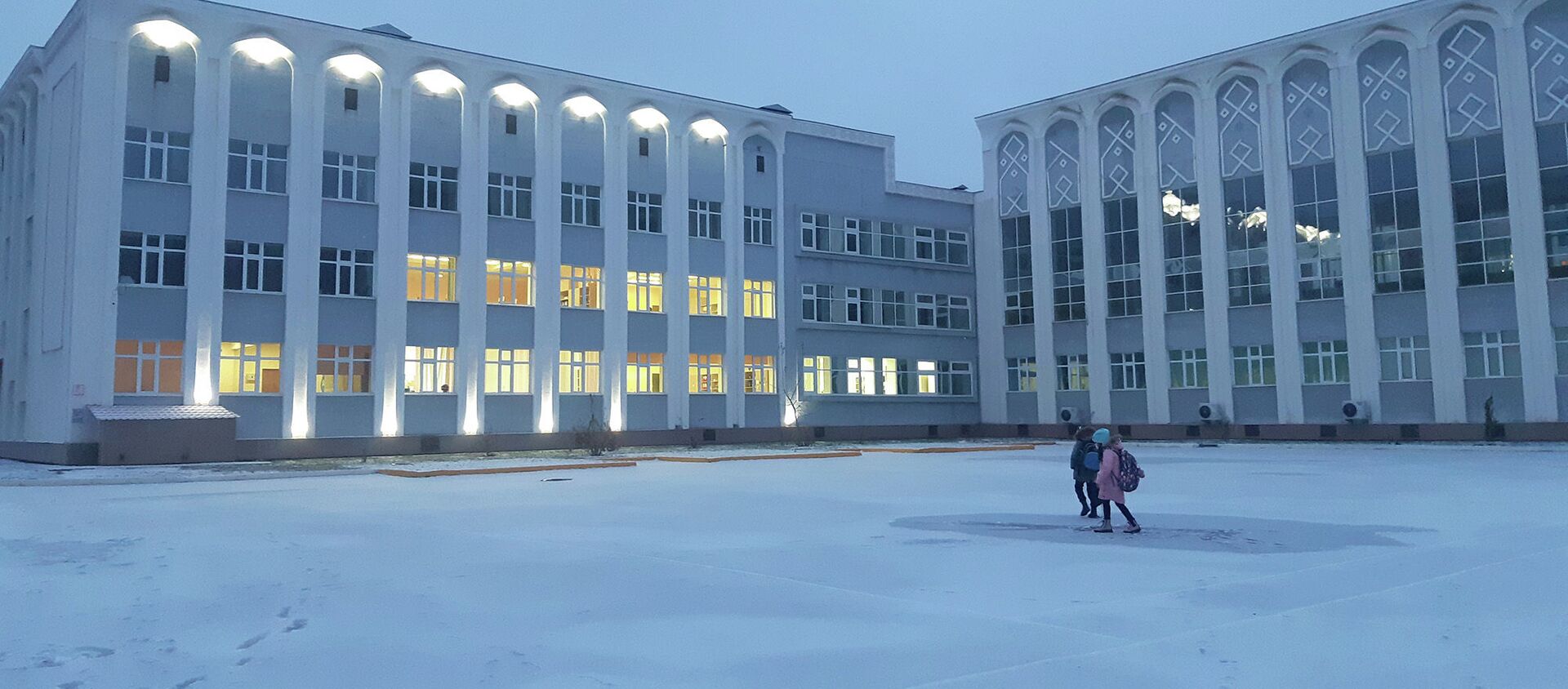 Дети утром зимой идут в школу - архивное фото - Sputnik Казахстан, 1920, 11.03.2021
