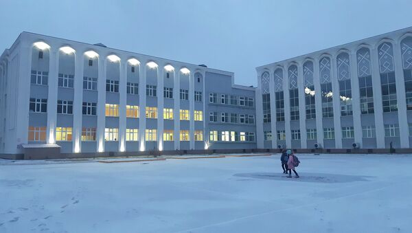 Дети утром зимой идут в школу - архивное фото - Sputnik Казахстан