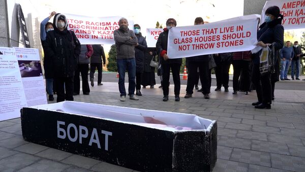 Алматинцы принесли гроб с фотографией Бората к генконсульству США - Sputnik Казахстан