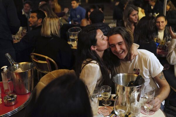 Пара на террасе в одном из ресторанов Парижа незадолго до наступления комендантского часа - Sputnik Қазақстан