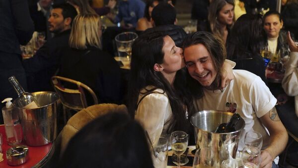 Пара на террасе в одном из ресторанов Парижа незадолго до наступления комендантского часа - Sputnik Казахстан