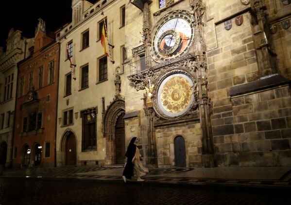 Монашка на пустой Староместской площади в Праге, Чехия  - Sputnik Қазақстан