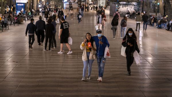 Прохожие в медицинских масках на улице Рамбла в Барселоне, Испания  - Sputnik Казахстан