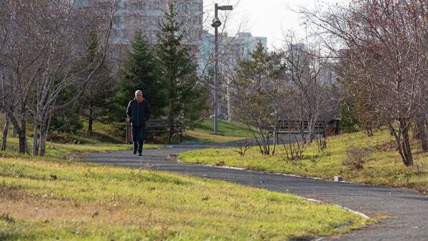 Мужчина прогуливается по дорожке в парке  - Sputnik Казахстан
