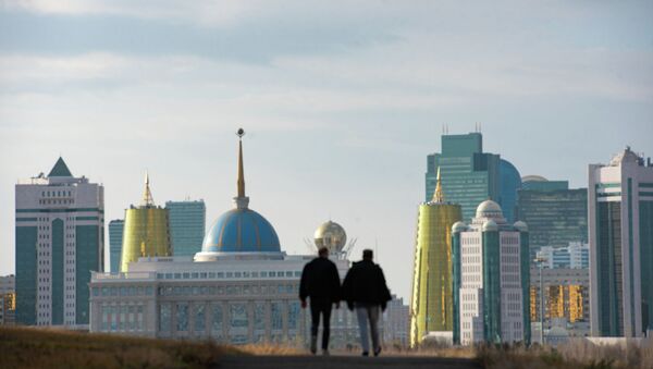 Мужчины идут по дороге на фоне Акорды, Байтерека и комплекса зданий госорганов - Sputnik Қазақстан