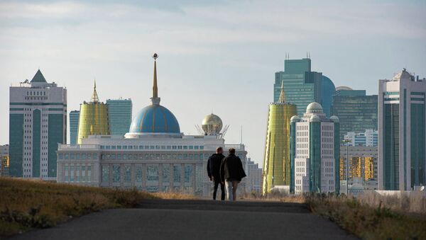 Мужчины идут по дороге на фоне Акорды, Байтерека и комплекса зданий госорганов - Sputnik Казахстан