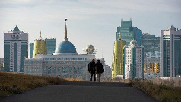 Мужчины идут по дороге на фоне Акорды, Байтерека и комплекса зданий госорганов - Sputnik Қазақстан