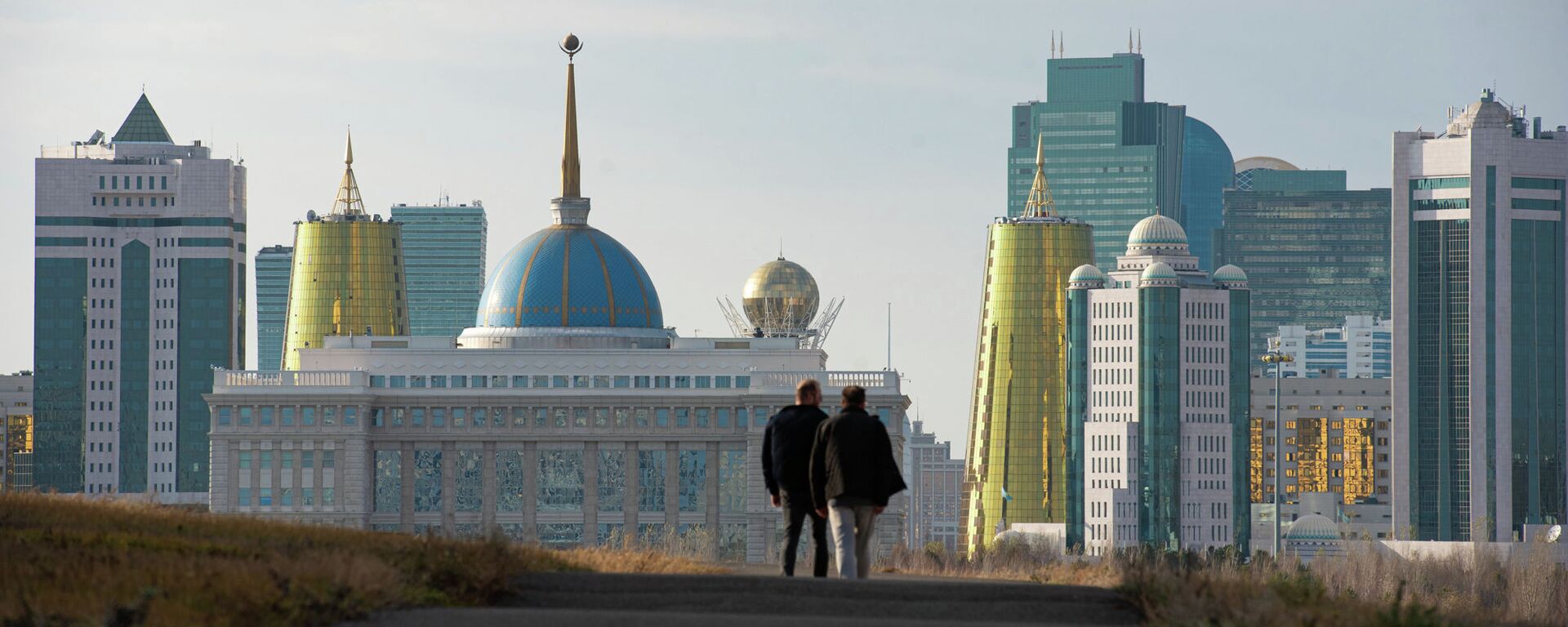Мужчины идут по дороге на фоне Акорды, Байтерека и комплекса зданий госорганов - Sputnik Казахстан, 1920, 16.09.2023