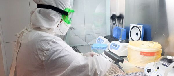 Сотрудник лаборатории проводит исследования образцов для анализа на коронавирус  - Sputnik Казахстан