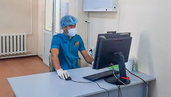 Врач работает с документами в больнице с коронавирусом - Sputnik Казахстан