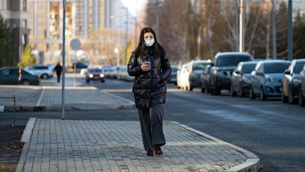 Девушка в маске на улице Нур-Султана  - Sputnik Казахстан