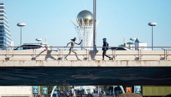 Мужчина идет по мосту в Нур-Султане  - Sputnik Қазақстан