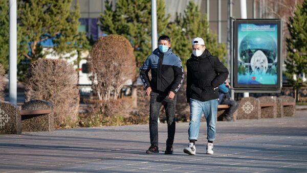 Мужчины в масках идут по улице Нур-Султана - Sputnik Казахстан