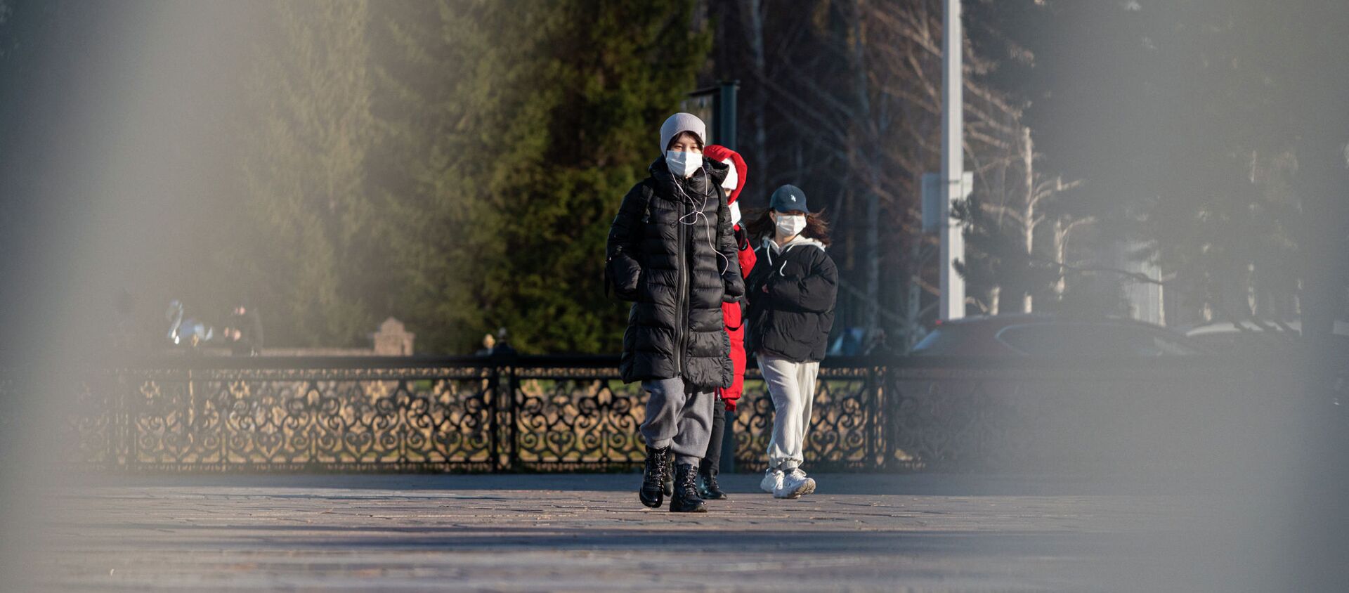 Люди в масках идут по улице Нур-Султана - Sputnik Казахстан, 1920, 01.04.2021