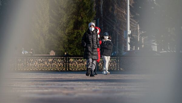 Люди в масках идут по улице Нур-Султана - Sputnik Казахстан