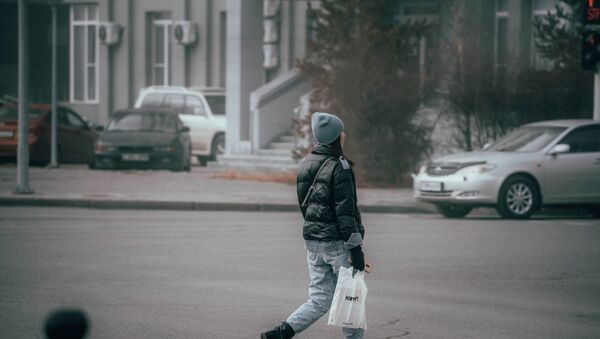Девушка идет по улице - Sputnik Казахстан