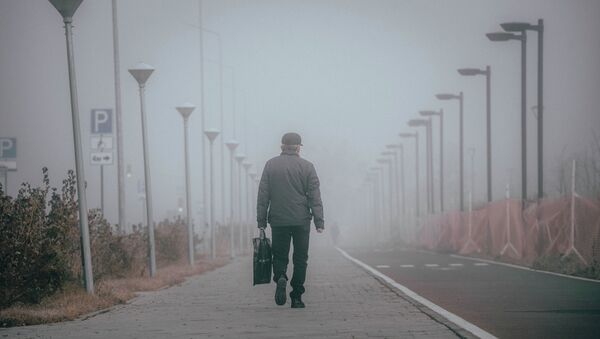 Мужчина идет по туманной дороге - Sputnik Казахстан