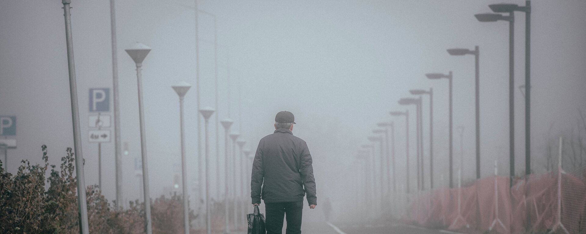 Мужчина идет по туманной дороге - Sputnik Казахстан, 1920, 12.09.2023