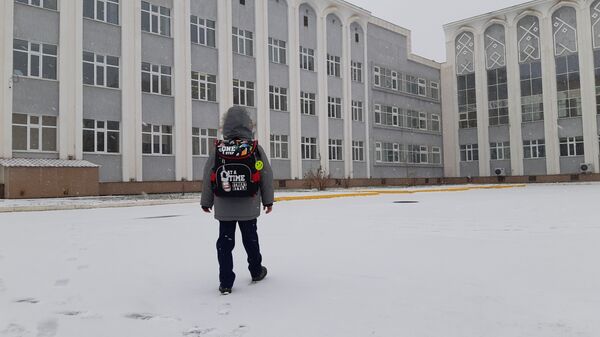 Ребенок возле школы - Sputnik Қазақстан
