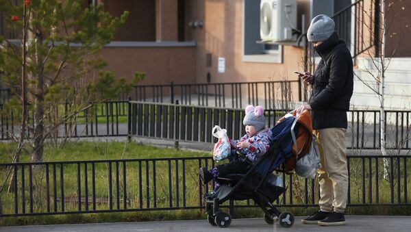 Мама с ребенком в коляске - Sputnik Казахстан