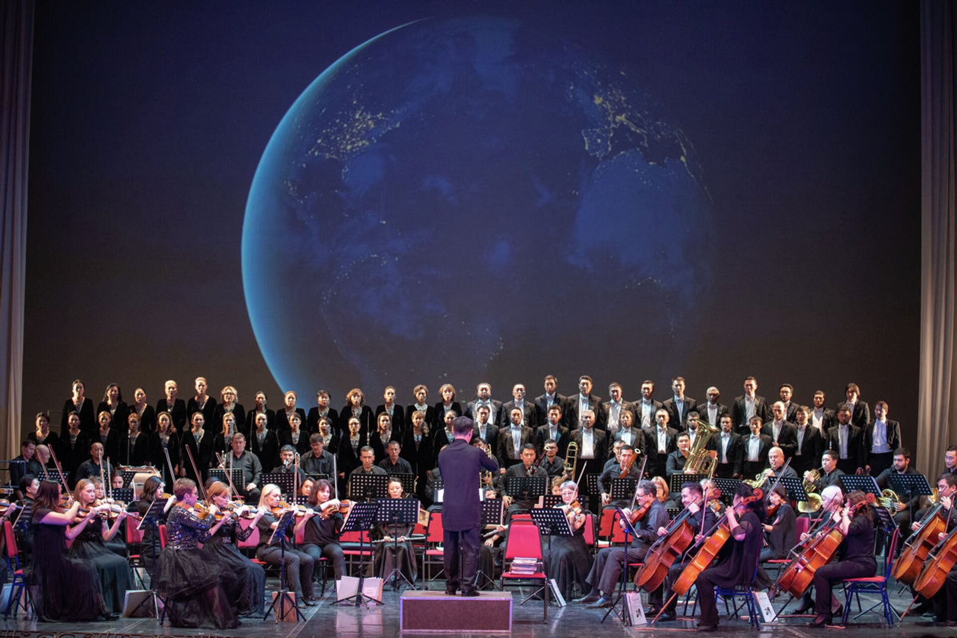 Открыла концерт известная сцена из оперы Карла Орфа О, Фортуна! из кантаты Кармина Бурана - Sputnik Казахстан, 1920, 29.04.2026