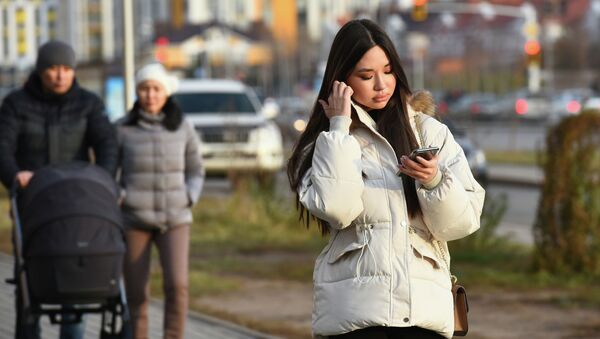 Девушка с мобильным телефоном - Sputnik Казахстан