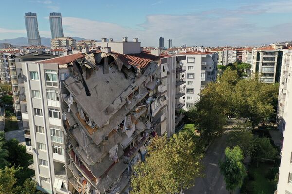 Вид с воздуха: здание, поврежденное после землетрясения в Измире - Sputnik Казахстан