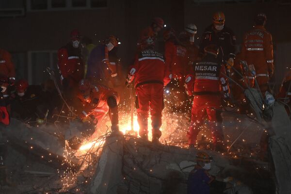 Спасатели на месте разрушенного здания после землетрясения в Измире  - Sputnik Қазақстан