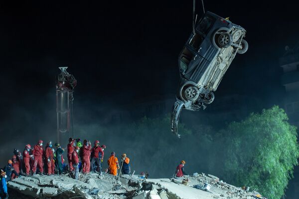Вытаскивание поврежденного автомобиля после землетрясения в Измире  - Sputnik Казахстан