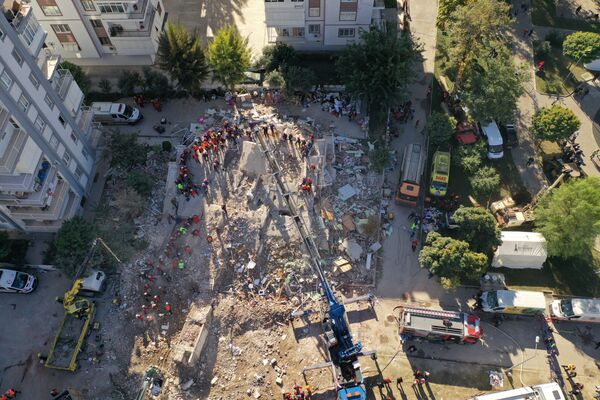 Вид на разрушенное здание после землетрясения в Измире  - Sputnik Казахстан