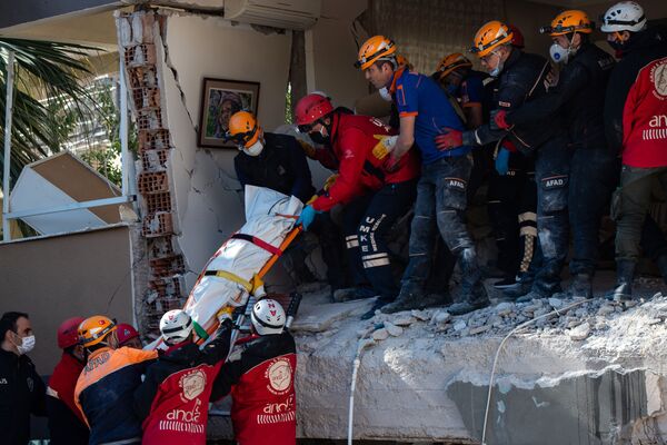 Спасатели эвакуируют тело жертвы после землетрясения в Измире  - Sputnik Казахстан