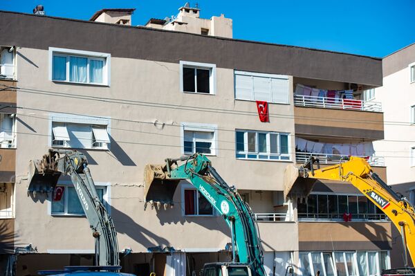 Тяжелая техника удерживает здание после землетрясения в Измире  - Sputnik Казахстан
