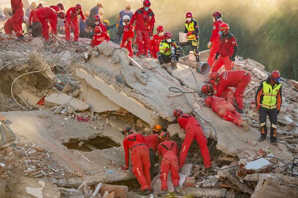 Спасатели на месте разрушенного здания после землетрясения в Измире  - Sputnik Казахстан
