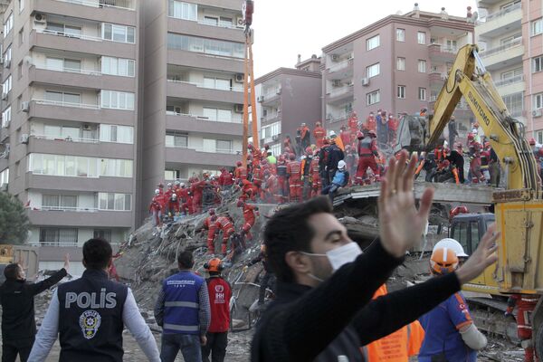 Спасатели на месте разрушенного здания после землетрясения в Измире  - Sputnik Казахстан