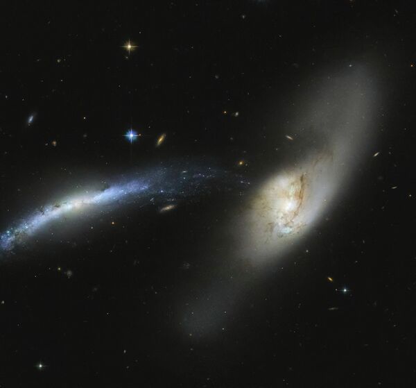 Галактика NGC 2799 в созвездии Рысь снятая космическим телескопом Хаббл - Sputnik Казахстан