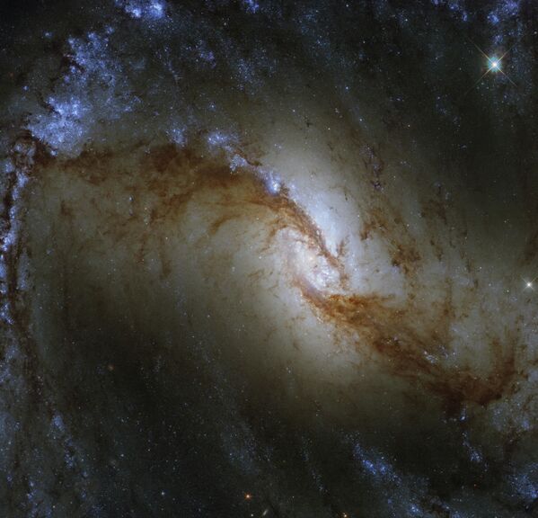 Спиральная галактика NGC 1365 в созвездии Печь снятая космическим телескопом Хаббл - Sputnik Казахстан
