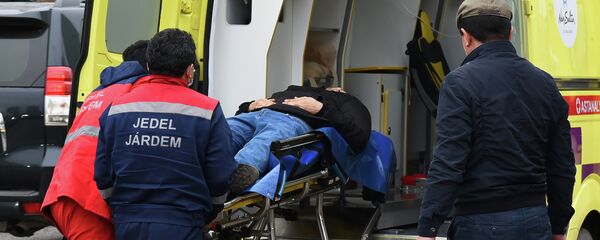Мужчина на носилках в машине скорой помощи - Sputnik Казахстан