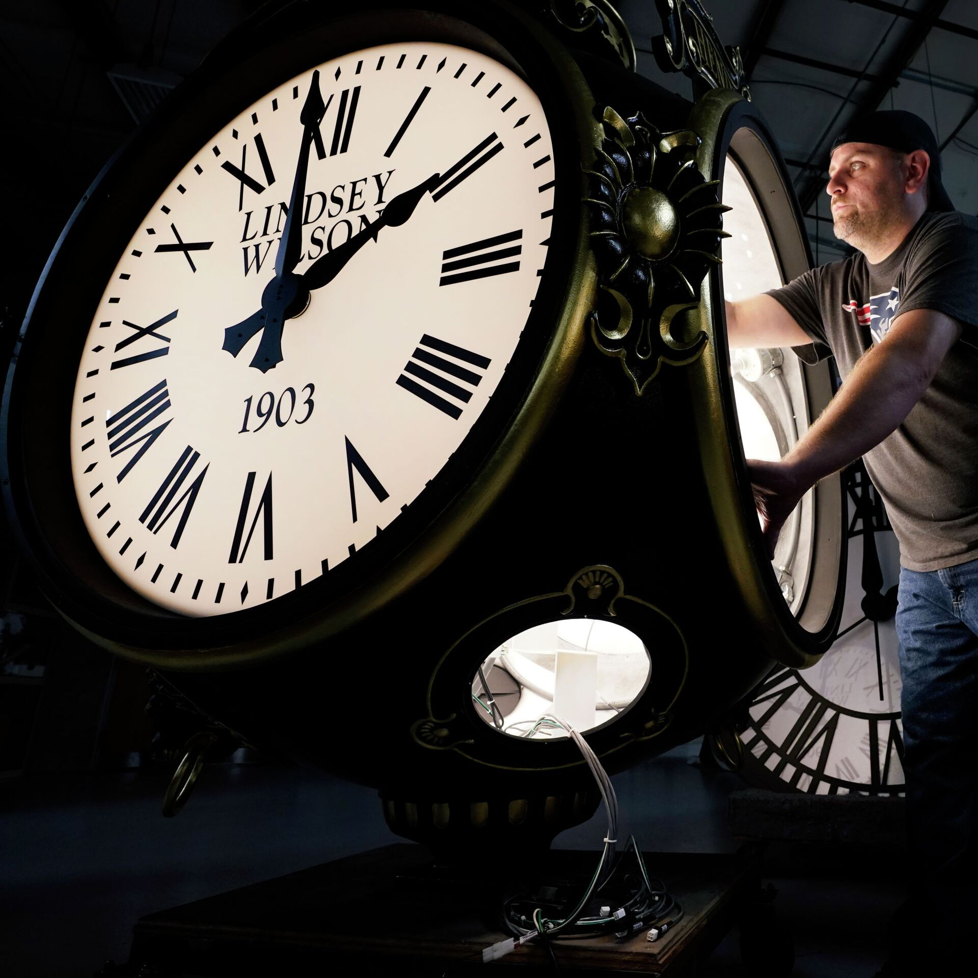 Включи фотографии часов. Человек с часами. Изображение часов креативные. Человек с огромными часами. Сон башенные часы.