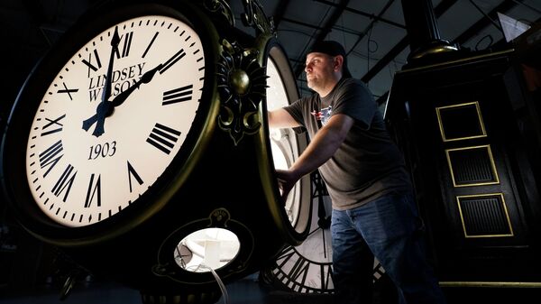 Человек ремонтирует башенные часы  - Sputnik Казахстан