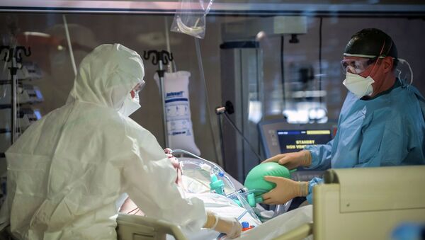 Врачи в реанимации в больнице с коронавирусом  - Sputnik Казахстан