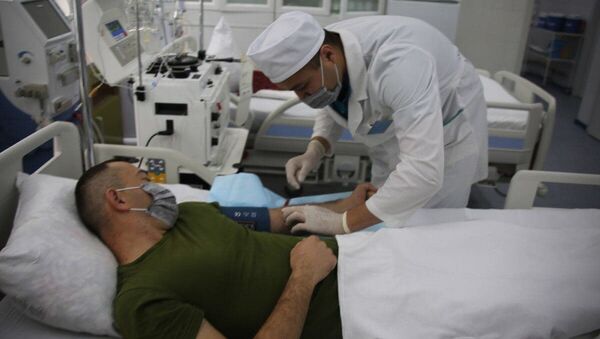 Врач обследует пациента в Алматинском военном госпитале  - Sputnik Казахстан