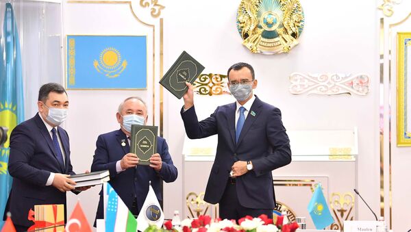 Абай издан на узбекском языке, Науаи – на казахском - Sputnik Казахстан